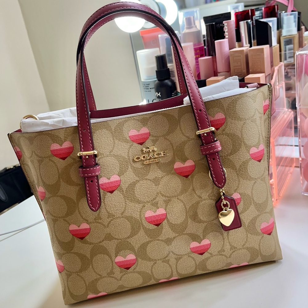 Mollie Tote 25 In Signature Canvas With Stripe Heart Print